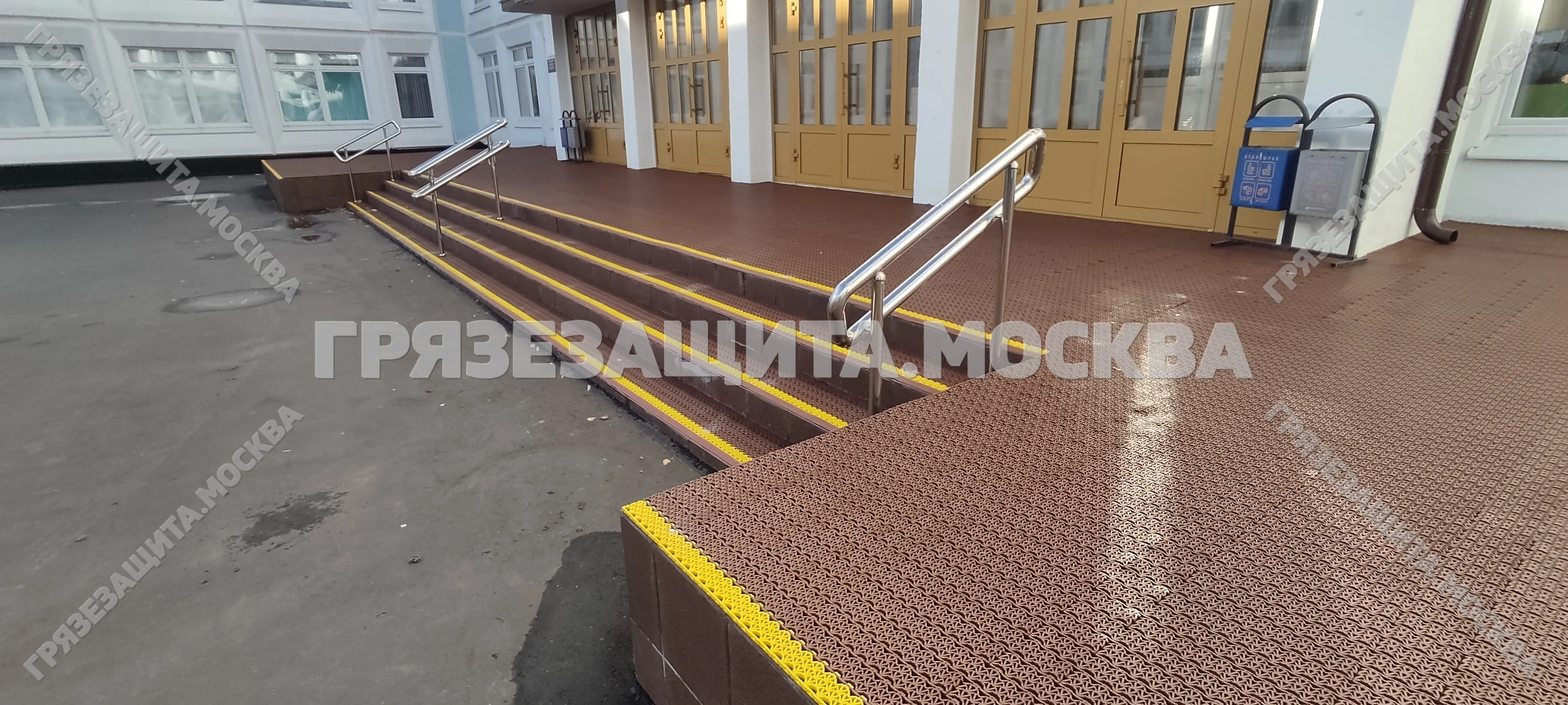 Модульное покрытие «Спайк-Антикаблук-V» на ступенях входной группы