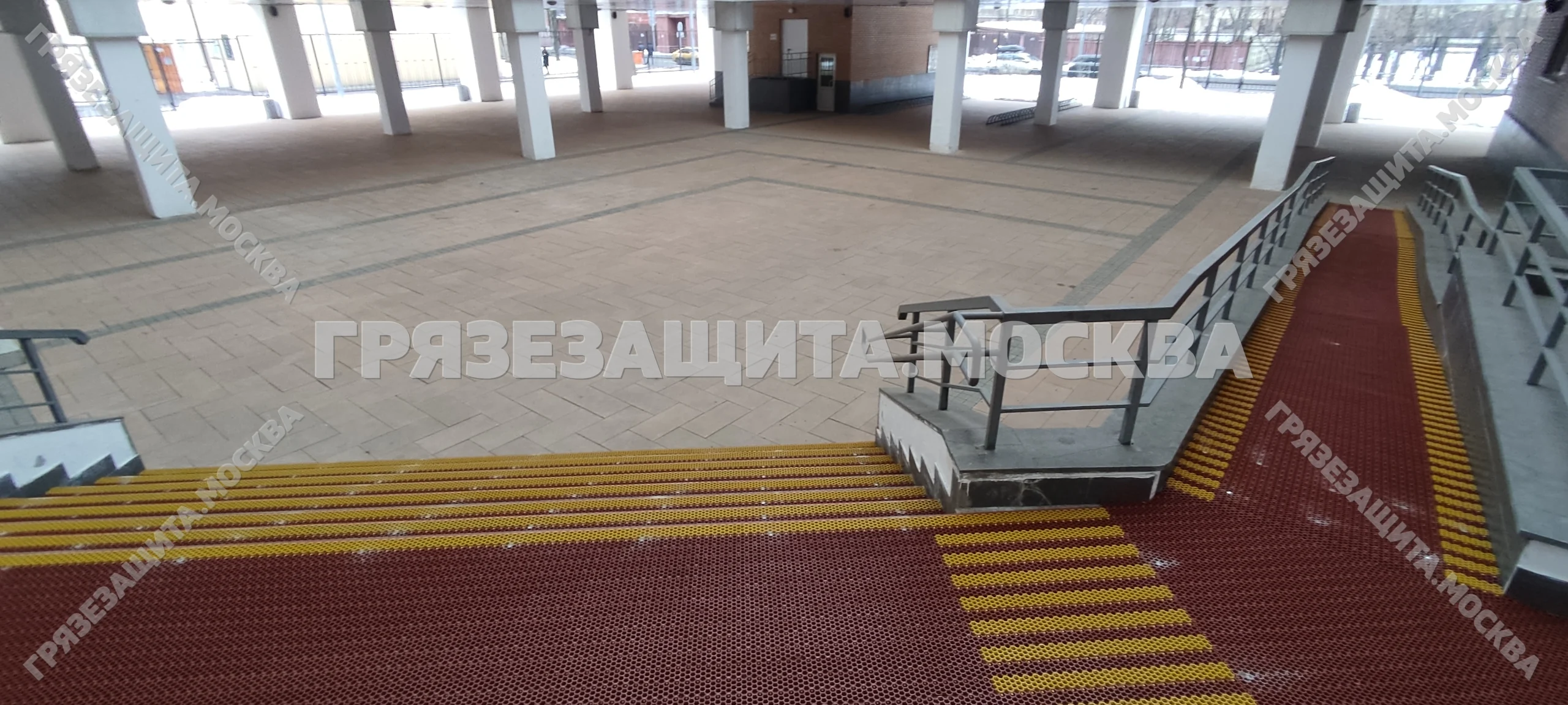 Модульное грязезащитное покрытие ASTI на ступенях входной группы