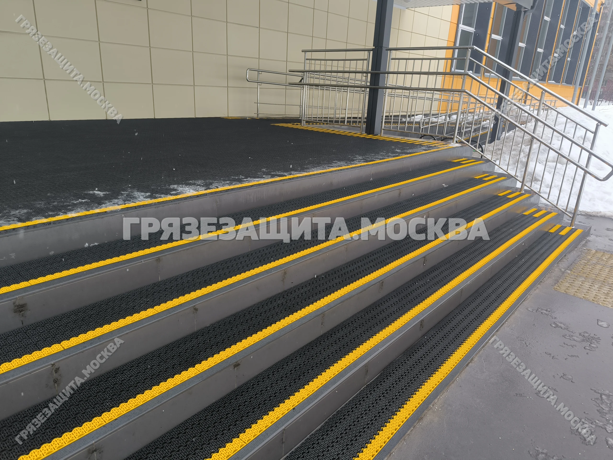 Модульное покрытие SPIKE-ANTIKABLUK на ступенях входной группы