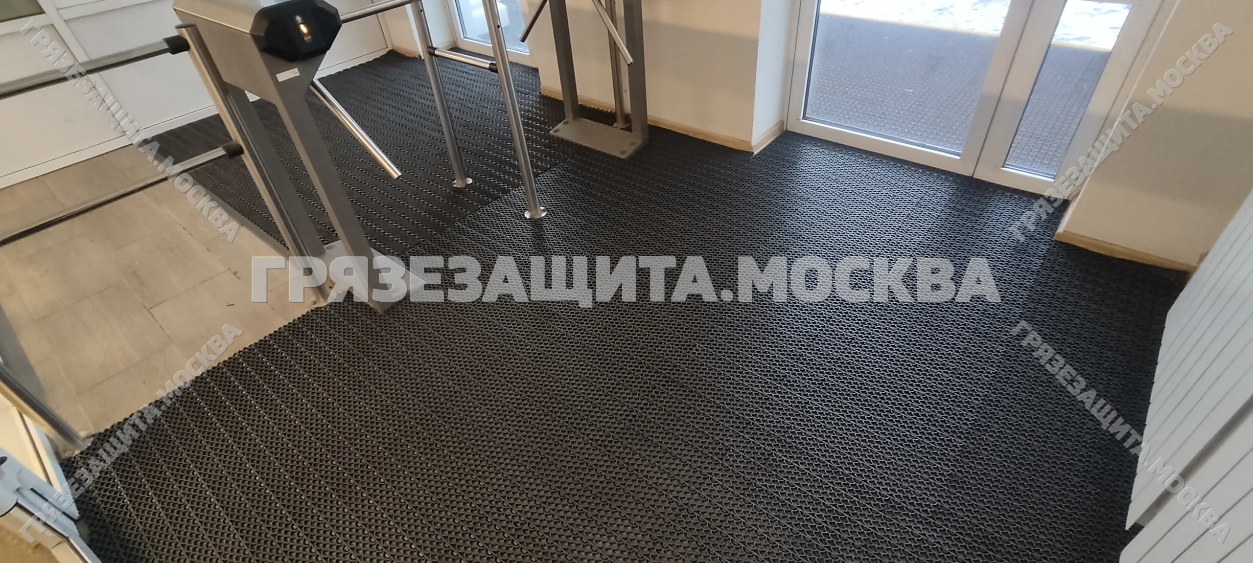 Модульное грязезащитное покрытие SPIKE на ступенях входной группы