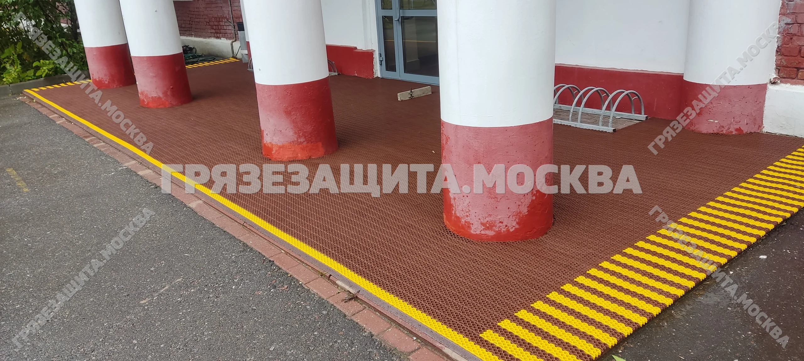 Модульное грязезащитное покрытие SPIKE на крыльце и входной площадке