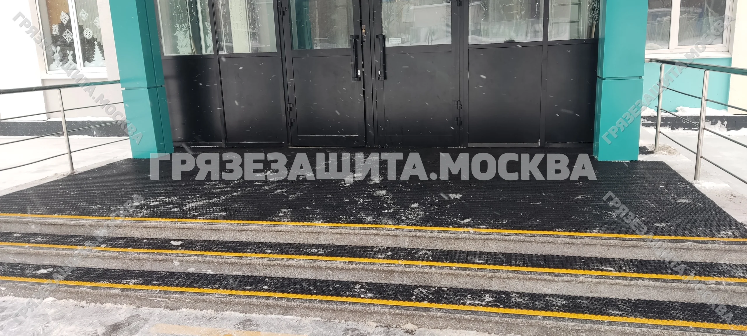 Модульное грязезащитное покрытие SPIKE на крыльце и входной площадке