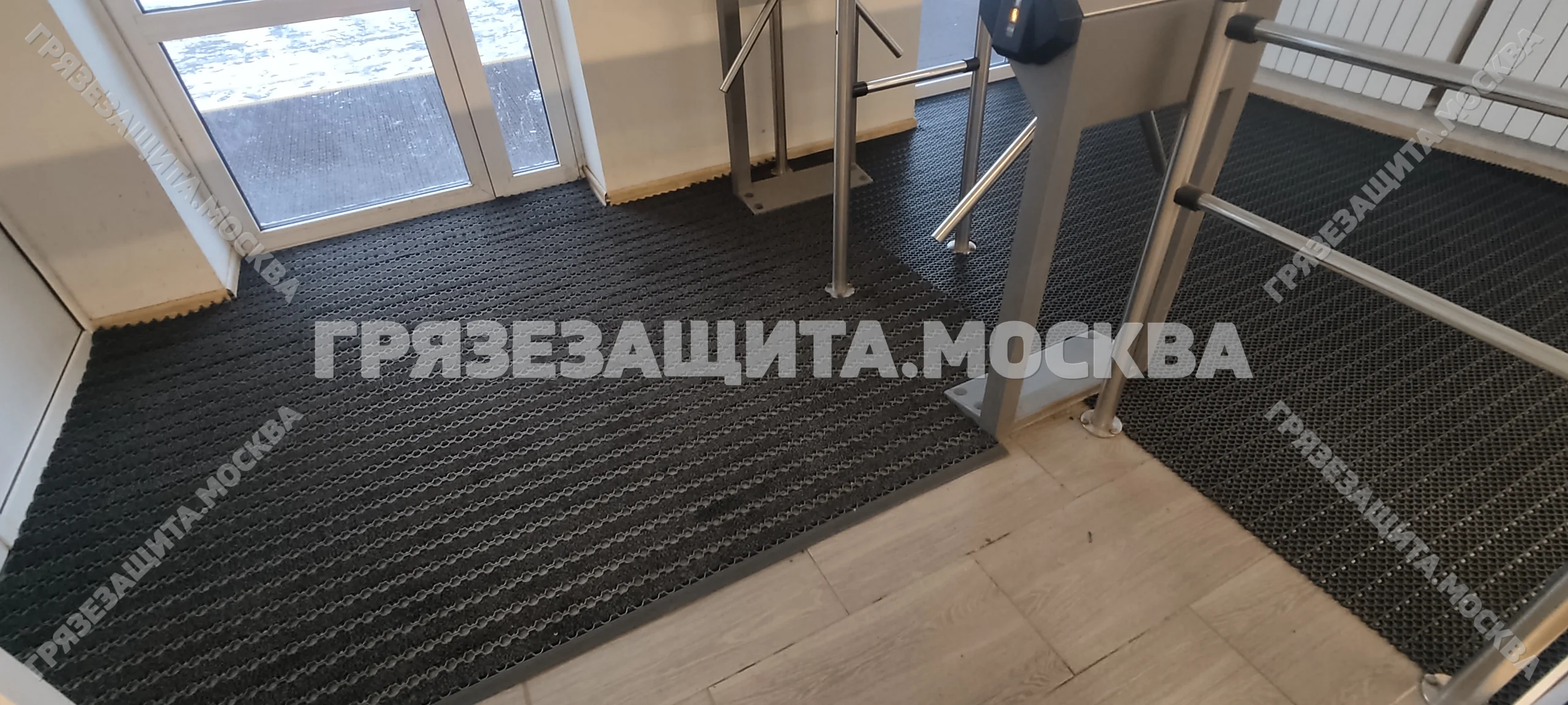 Комбинированное модульное покрытие ASTI-DUO во входной зоне с турникетами