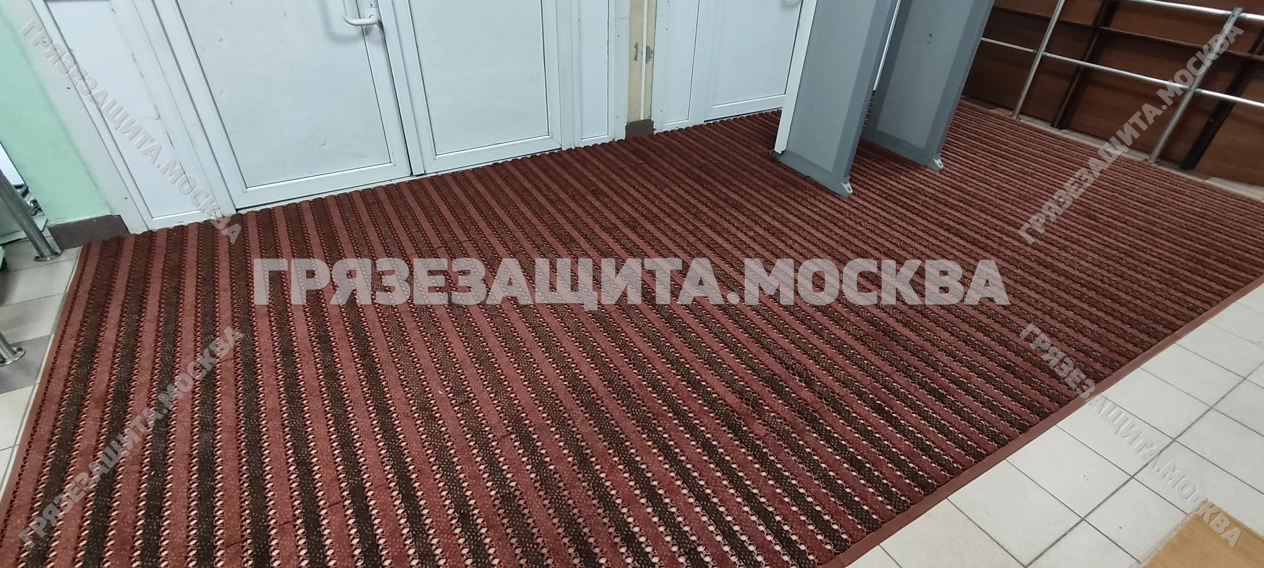 Комбинированное модульное покрытие ASTI-DUO во входной зоне с турникетами