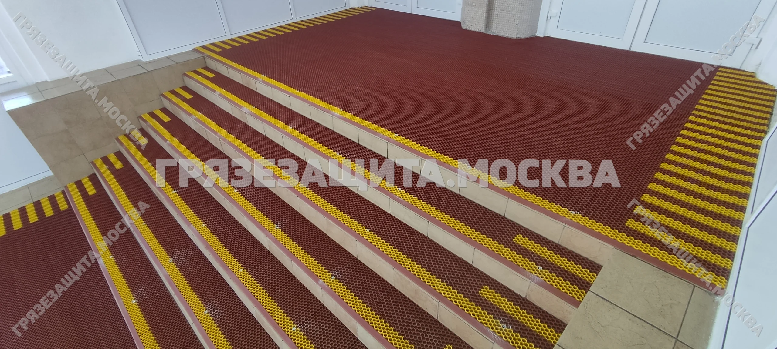 Модульное грязезащитное покрытие ASTI на ступенях входной группы