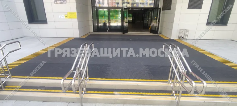 Модульное покрытие «Спайк-Антикаблук-V» на ступенях входной группы