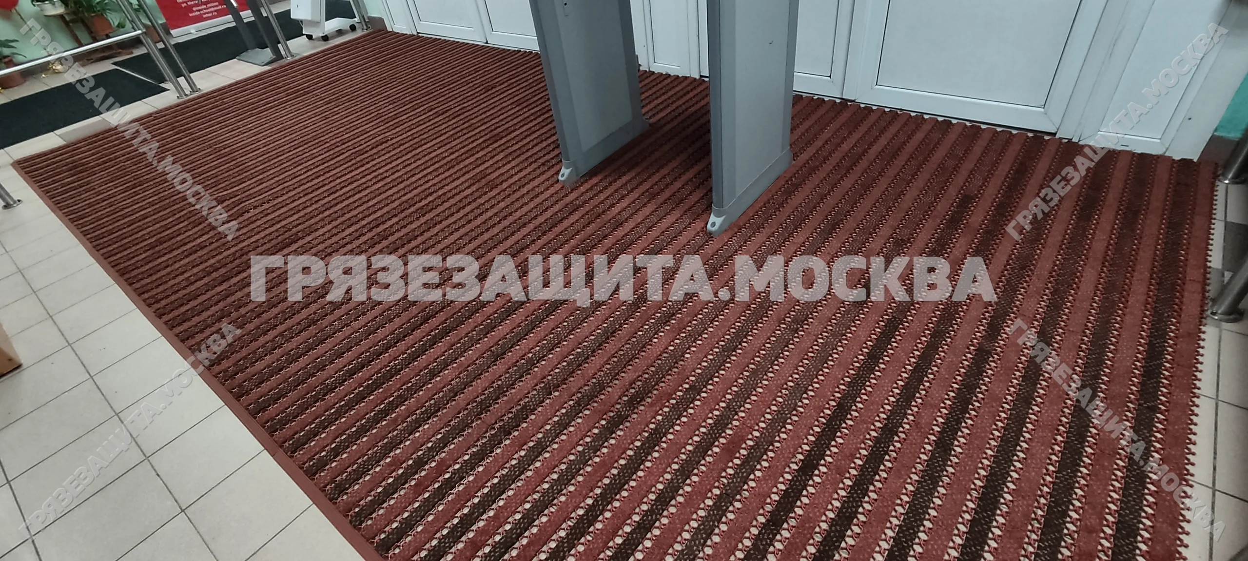 Комбинированное модульное покрытие ASTI-DUO во входной зоне с турникетами
