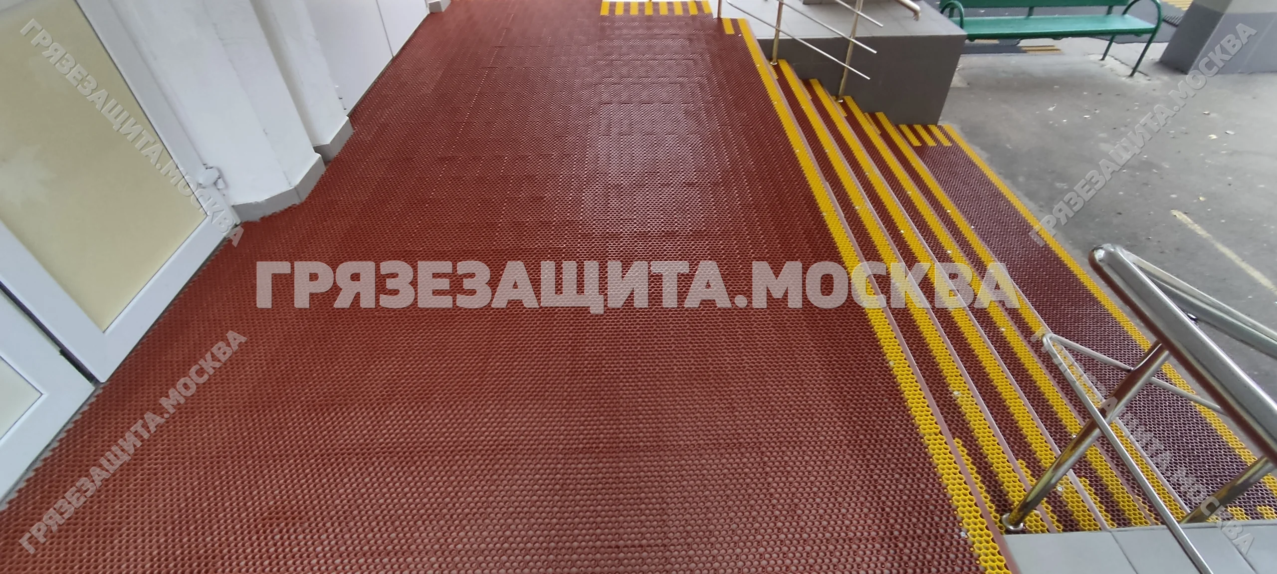Модульное грязезащитное покрытие ASTI на ступенях входной группы