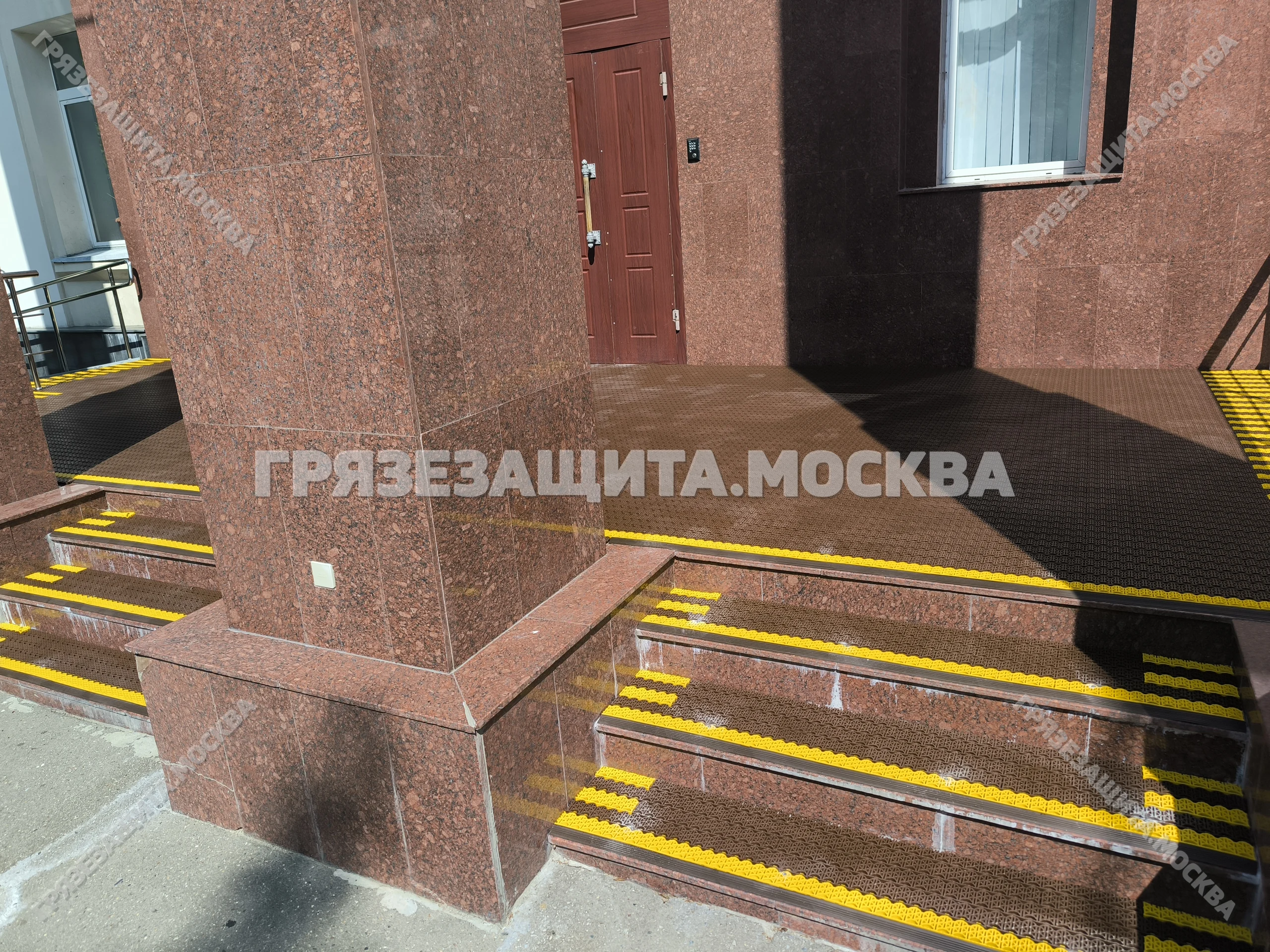 Модульное покрытие SPIKE-ANTIKABLUK на крыльце и входной площадке