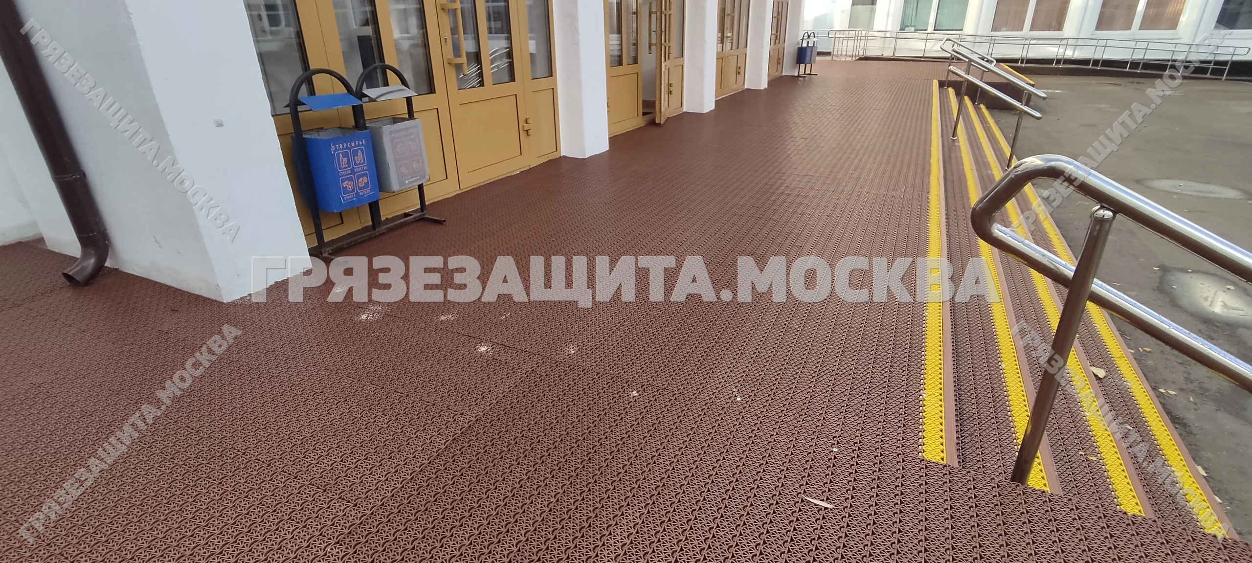 Модульное покрытие «Спайк-Антикаблук-V» на ступенях входной группы