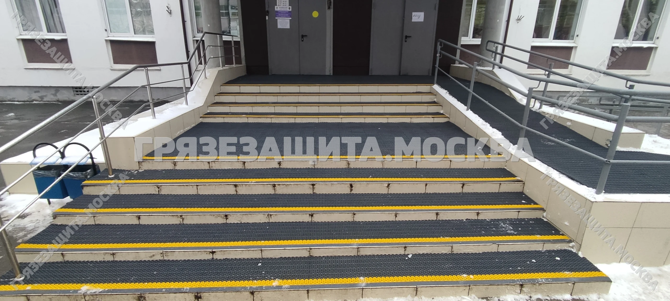 Модульное грязезащитное покрытие SPIKE на крыльце и входной площадке