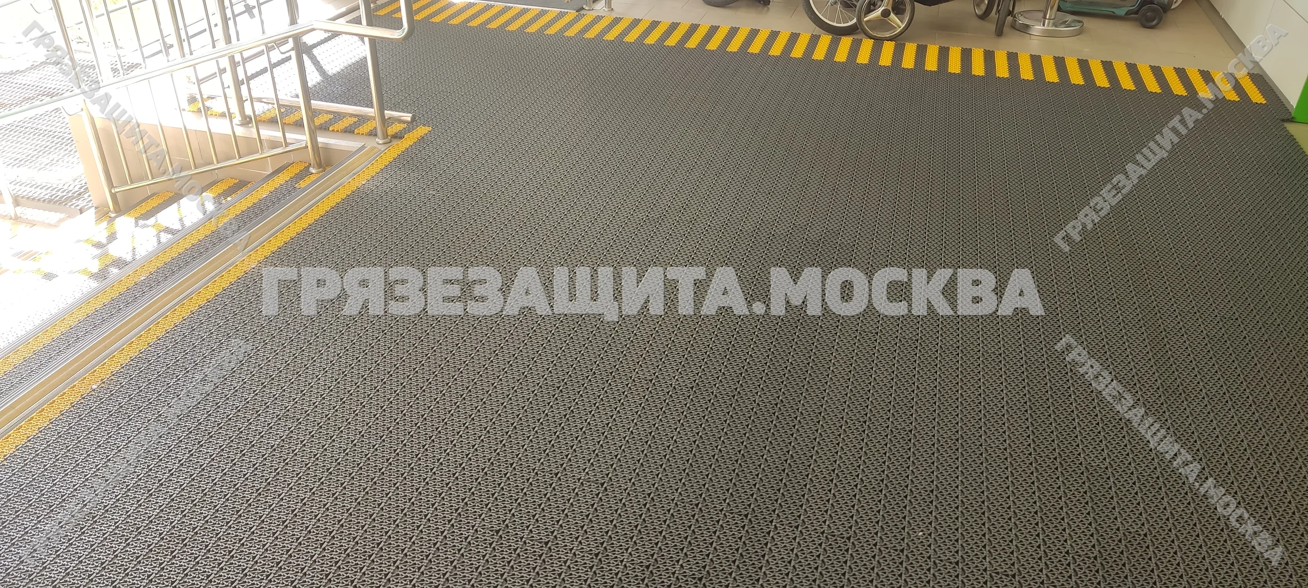 Модульное покрытие «Спайк-Антикаблук-V» на крыльце и входной площадке