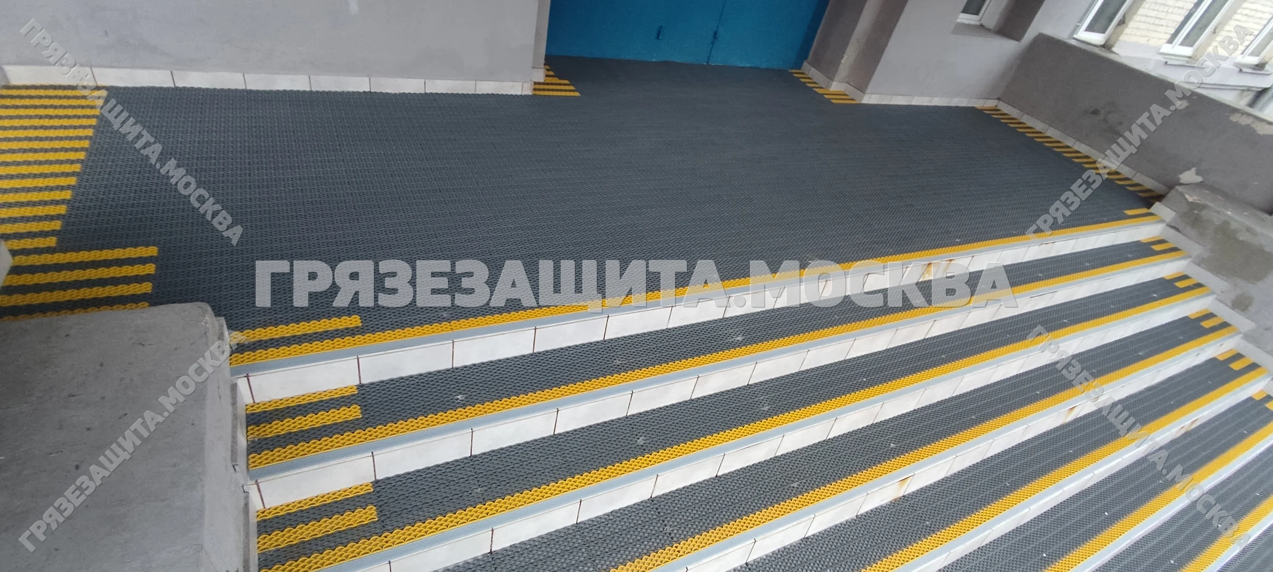 Модульное грязезащитное покрытие SPIKE на крыльце и входной площадке