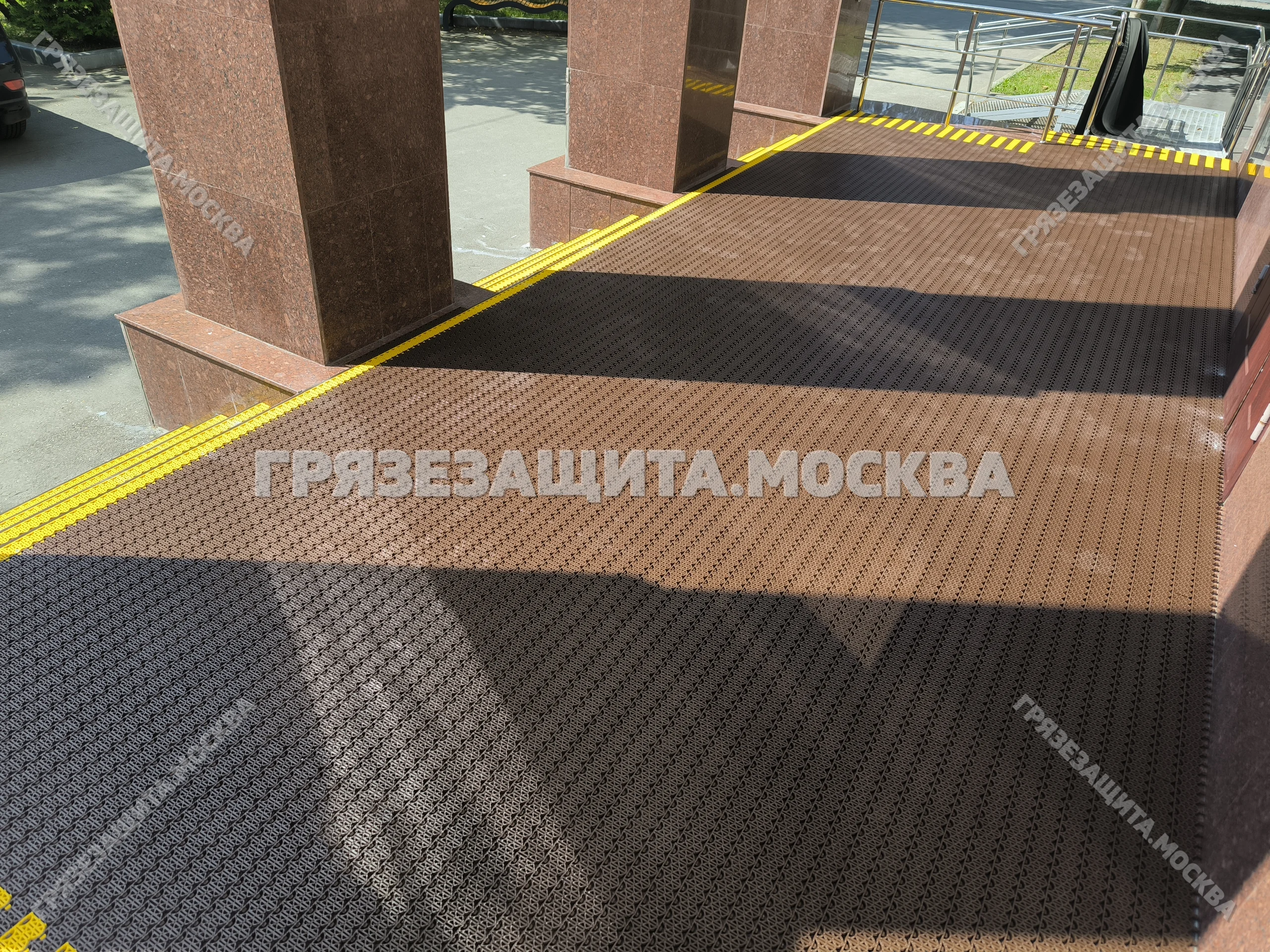 Модульное покрытие SPIKE-ANTIKABLUK на крыльце и входной площадке