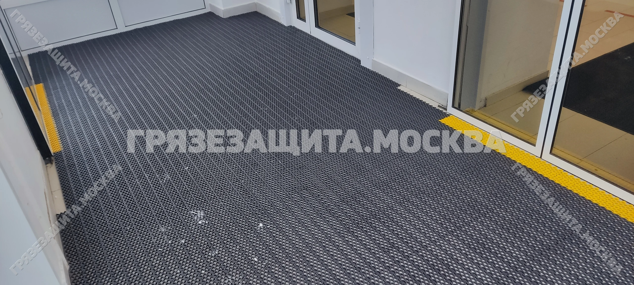 Модульное грязезащитное покрытие SPIKE на крыльце и входной площадке