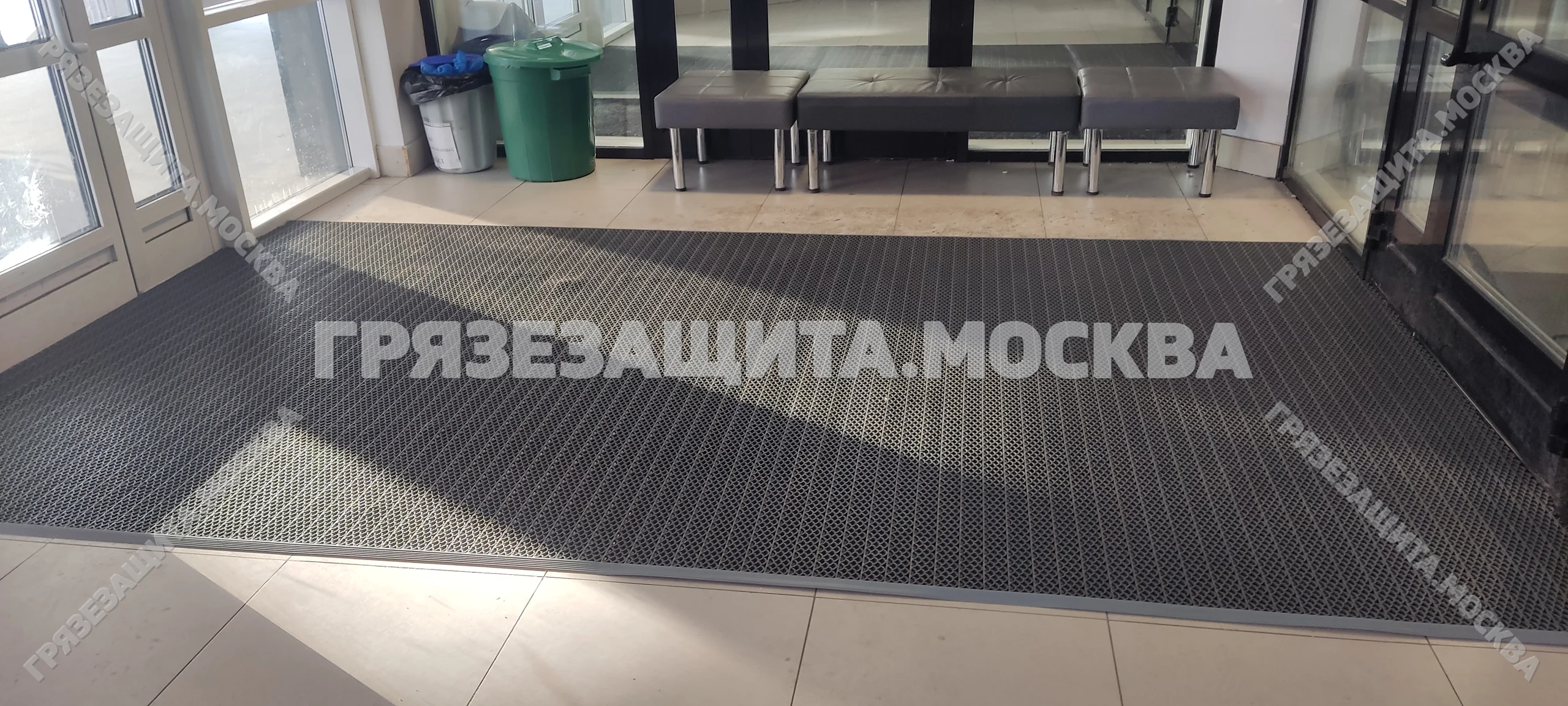 Модульное грязезащитное покрытие SPIKE на крыльце и входной площадке