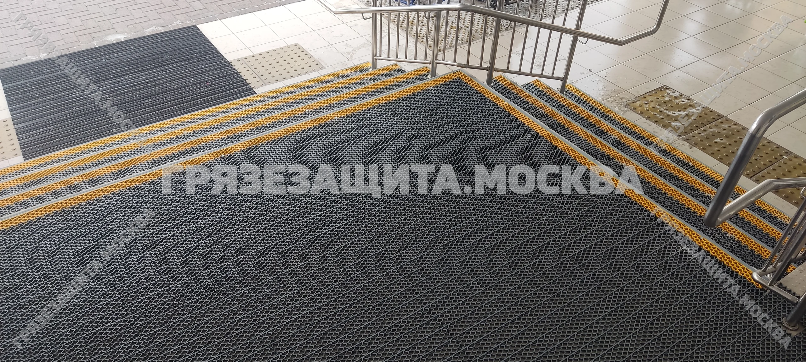 Модульное грязезащитное покрытие SPIKE на крыльце и входной площадке