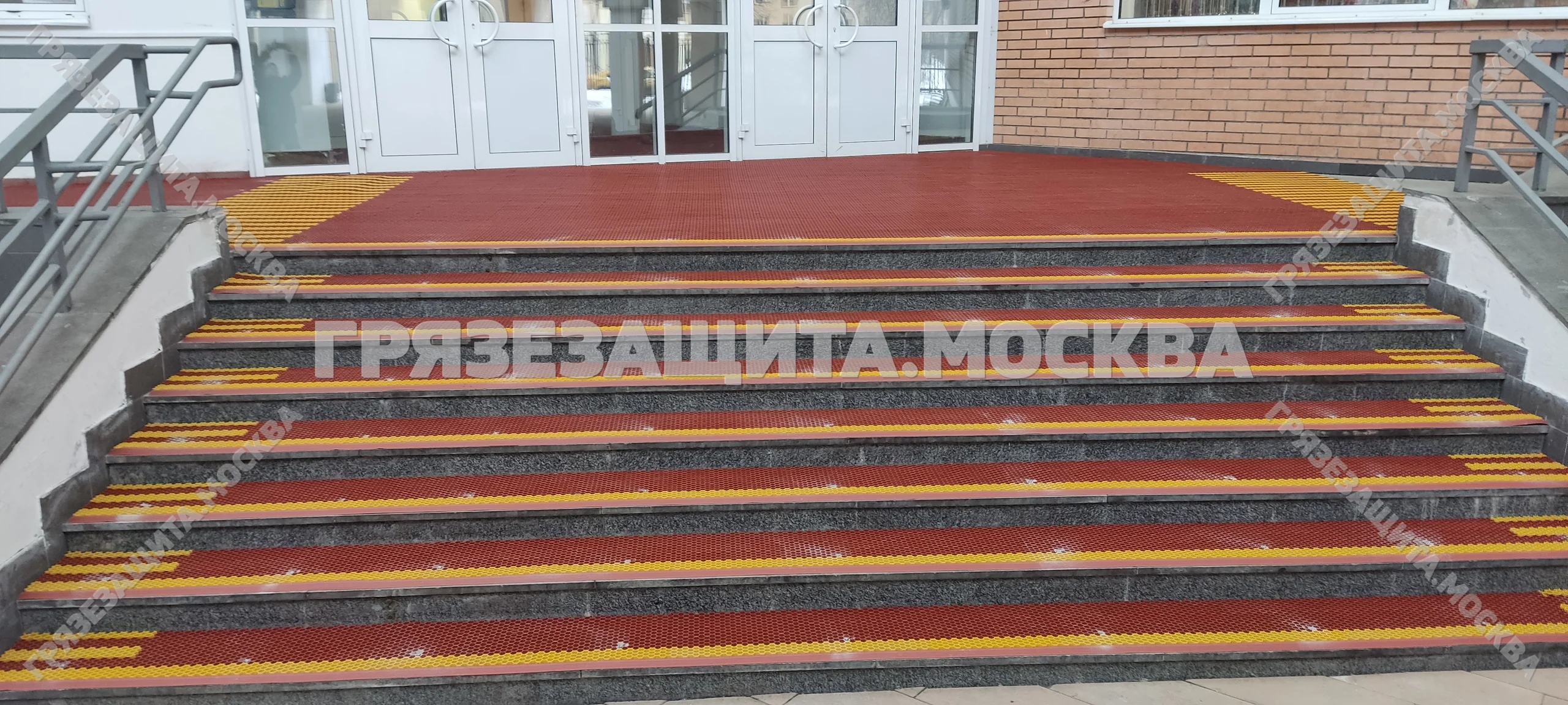 Модульное грязезащитное покрытие ASTI на ступенях входной группы