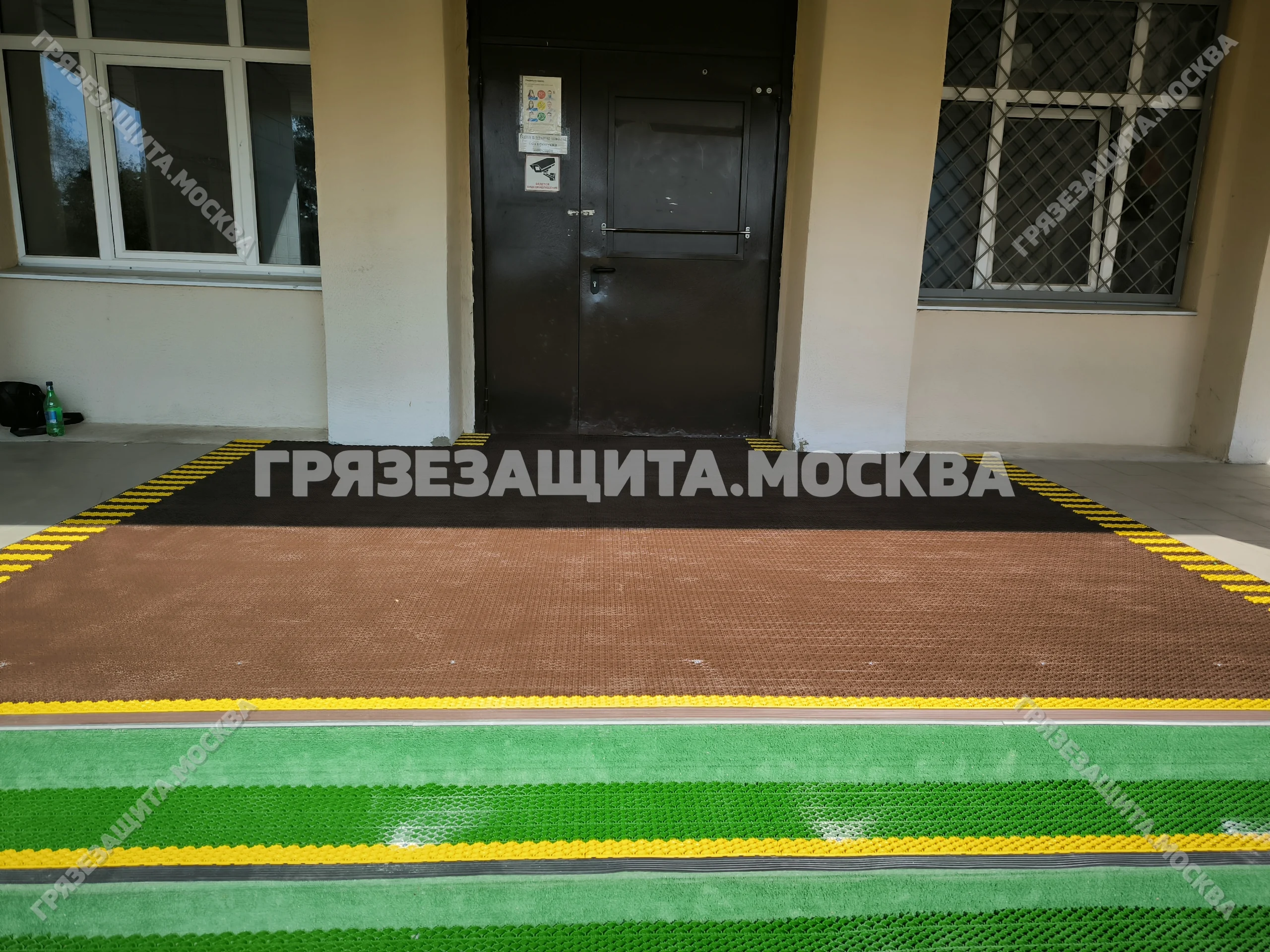 Модульное грязезащитное покрытие SPIKE на крыльце и входной площадке