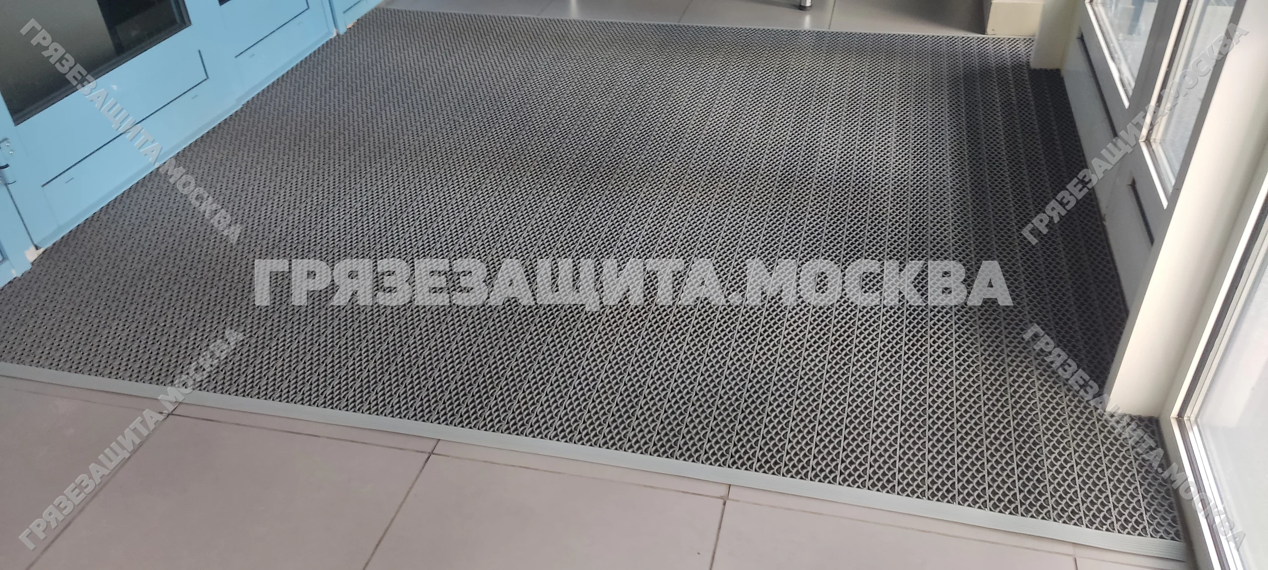 Модульное грязезащитное покрытие SPIKE на крыльце и входной площадке
