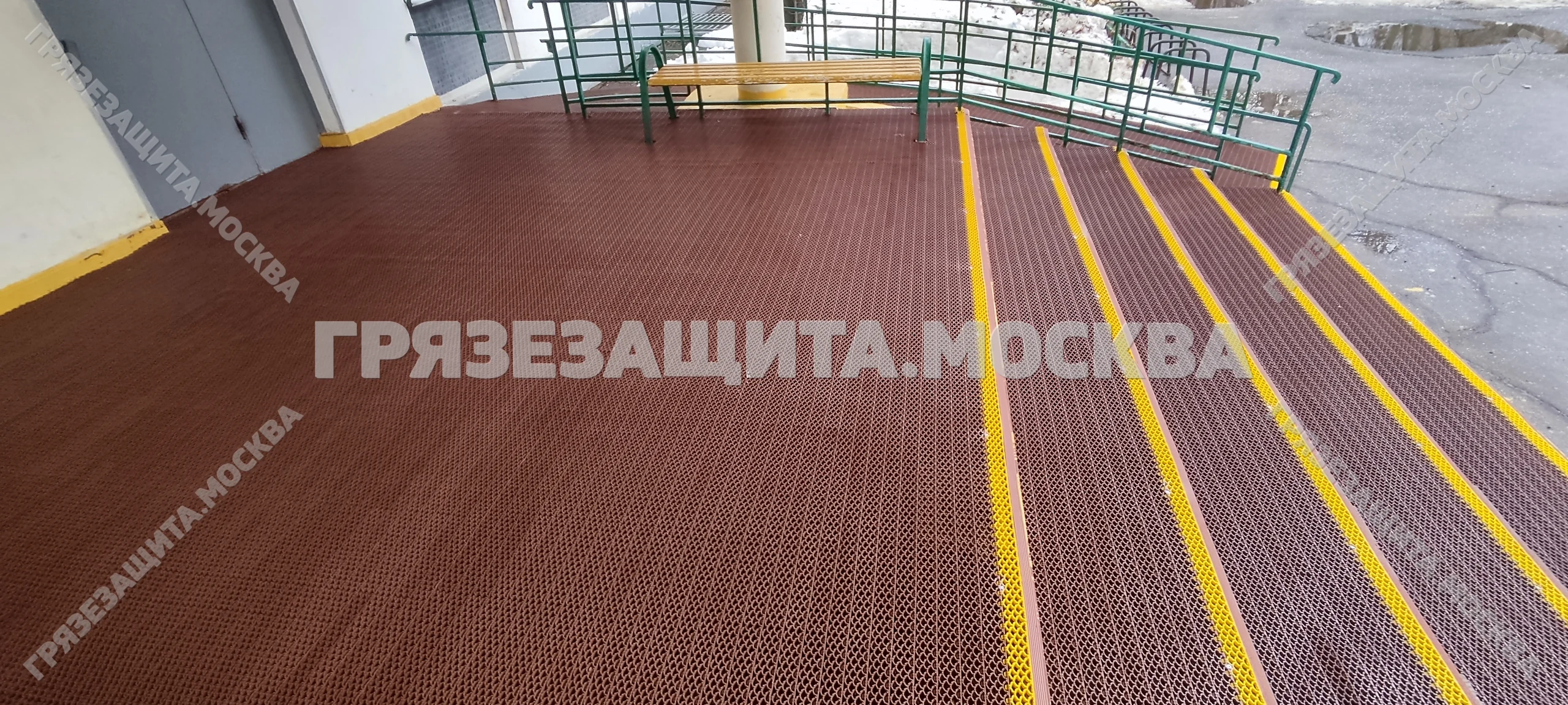 Модульное грязезащитное покрытие SPIKE на крыльце и входной площадке