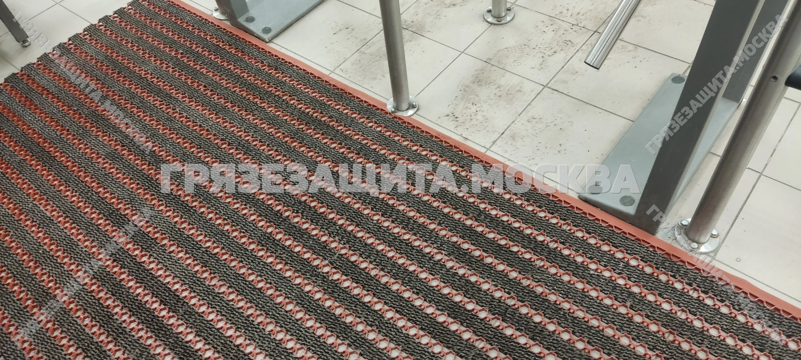 Комбинированное модульное покрытие ASTI-DUO во входной зоне с турникетами