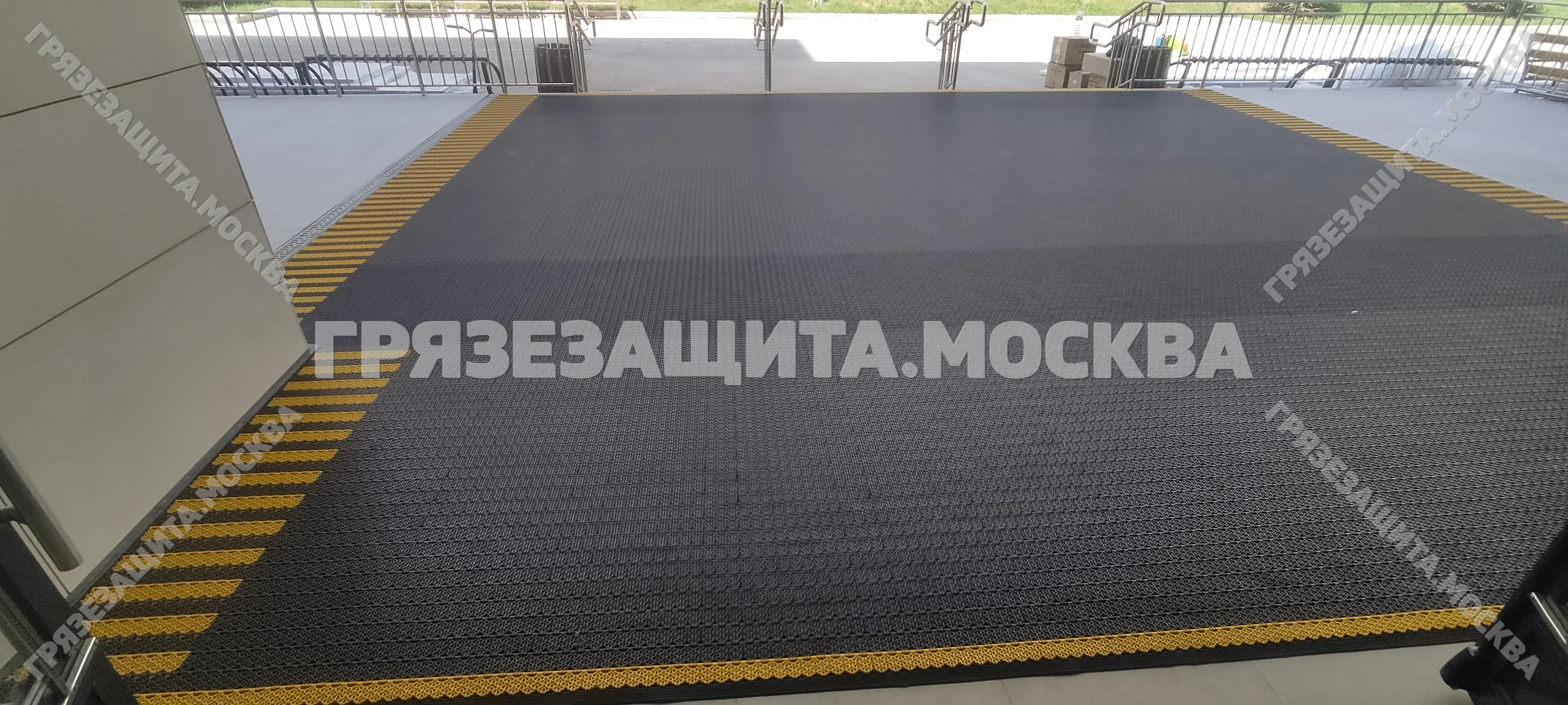 Модульное покрытие «Спайк-Антикаблук-V» на ступенях входной группы