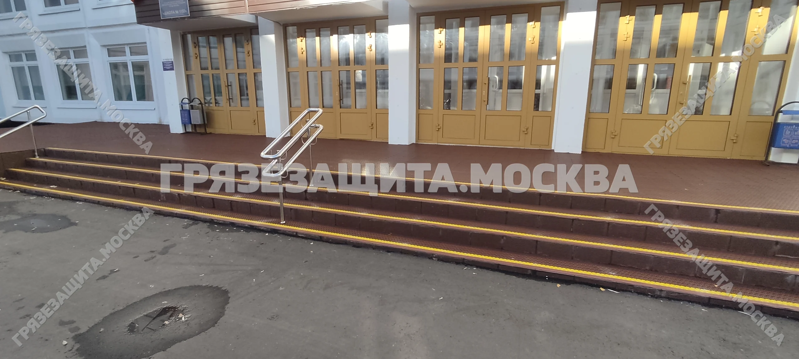 Модульное покрытие «Спайк-Антикаблук-V» на ступенях входной группы