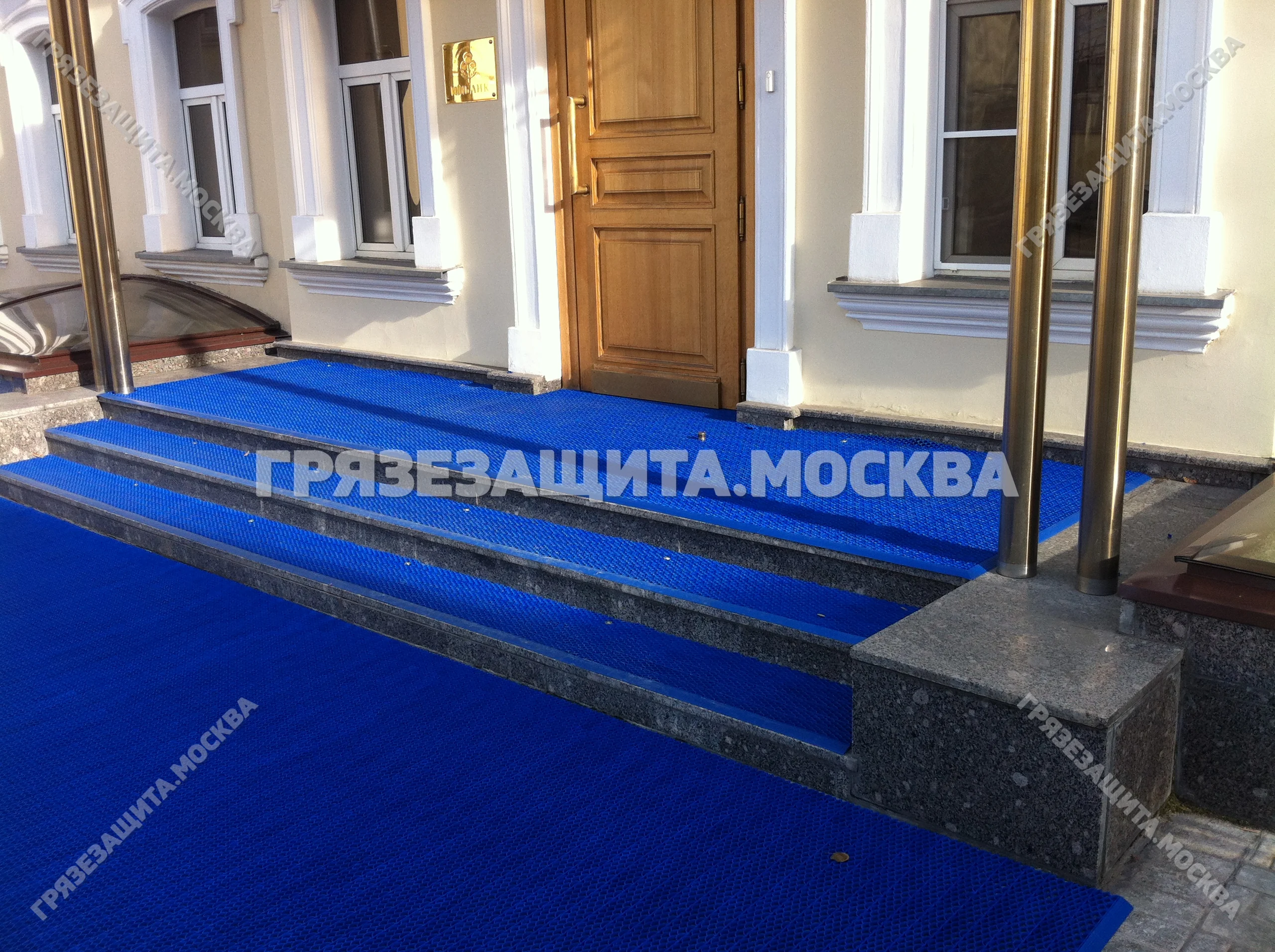 Модульное грязезащитное покрытие SPIKE на крыльце и входной площадке
