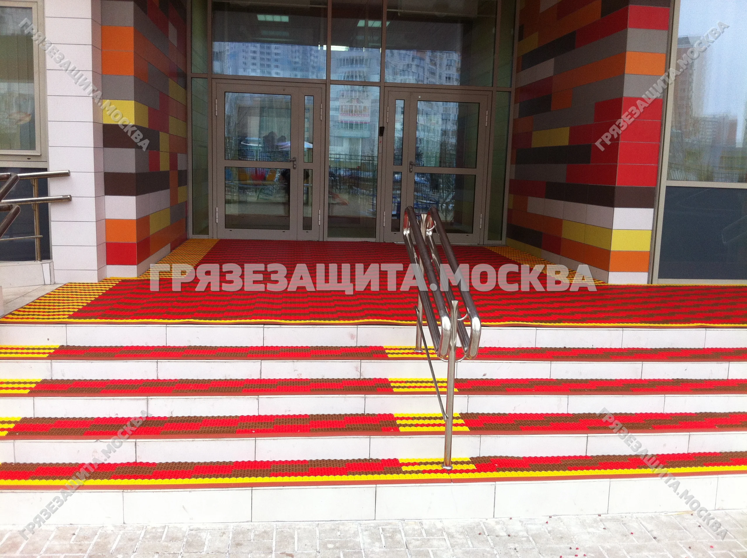 Модульное грязезащитное покрытие SPIKE на крыльце и входной площадке