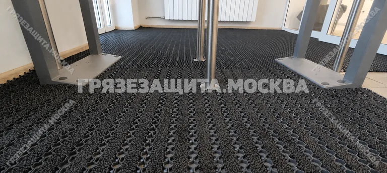 Грязезащита во входной зоне банка в Москве