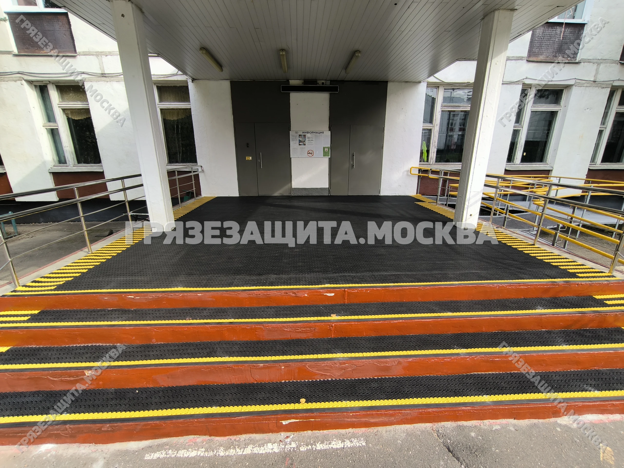 Модульное покрытие SPIKE-ANTIKABLUK на крыльце и входной площадке