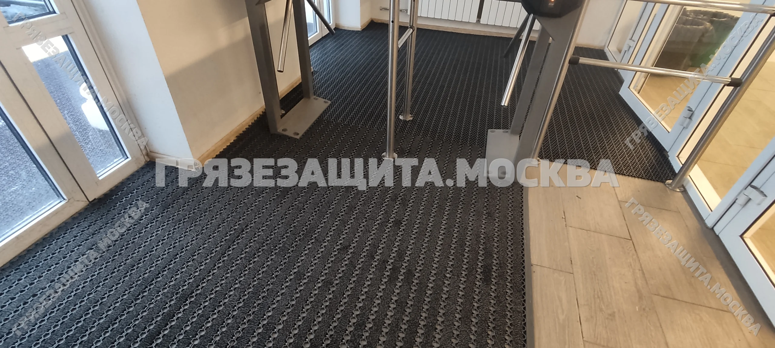 Комбинированное модульное покрытие ASTI-DUO во входной зоне с турникетами