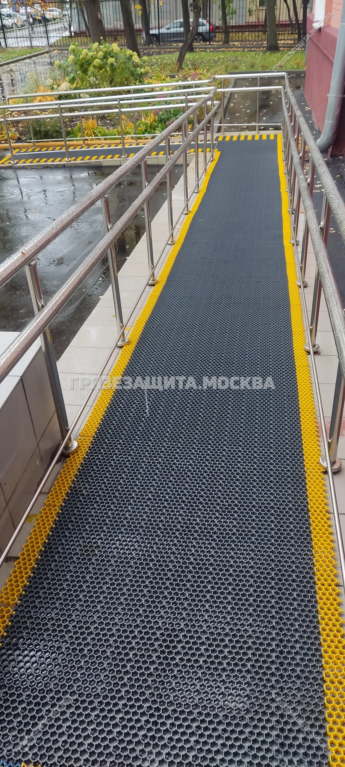Модульное грязезащитное покрытие ASTI на пандусе входной группы