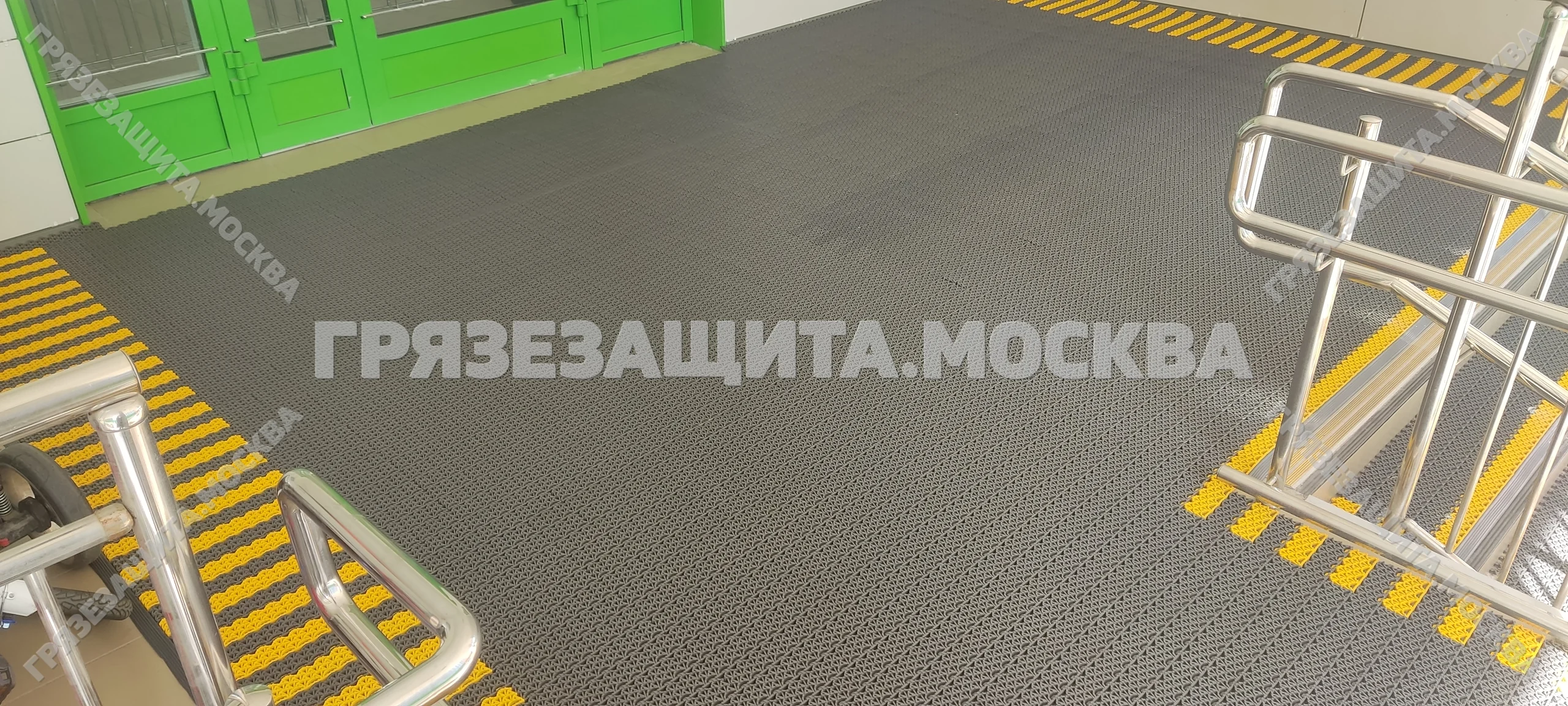 Модульное покрытие «Спайк-Антикаблук-V» на ступенях входной группы