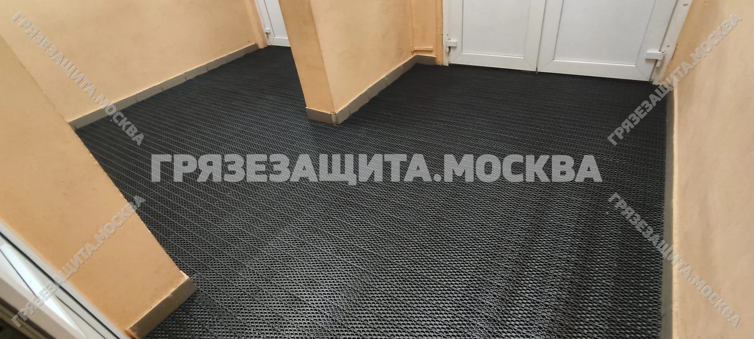 Модульное грязезащитное покрытие SPIKE на крыльце и входной площадке
