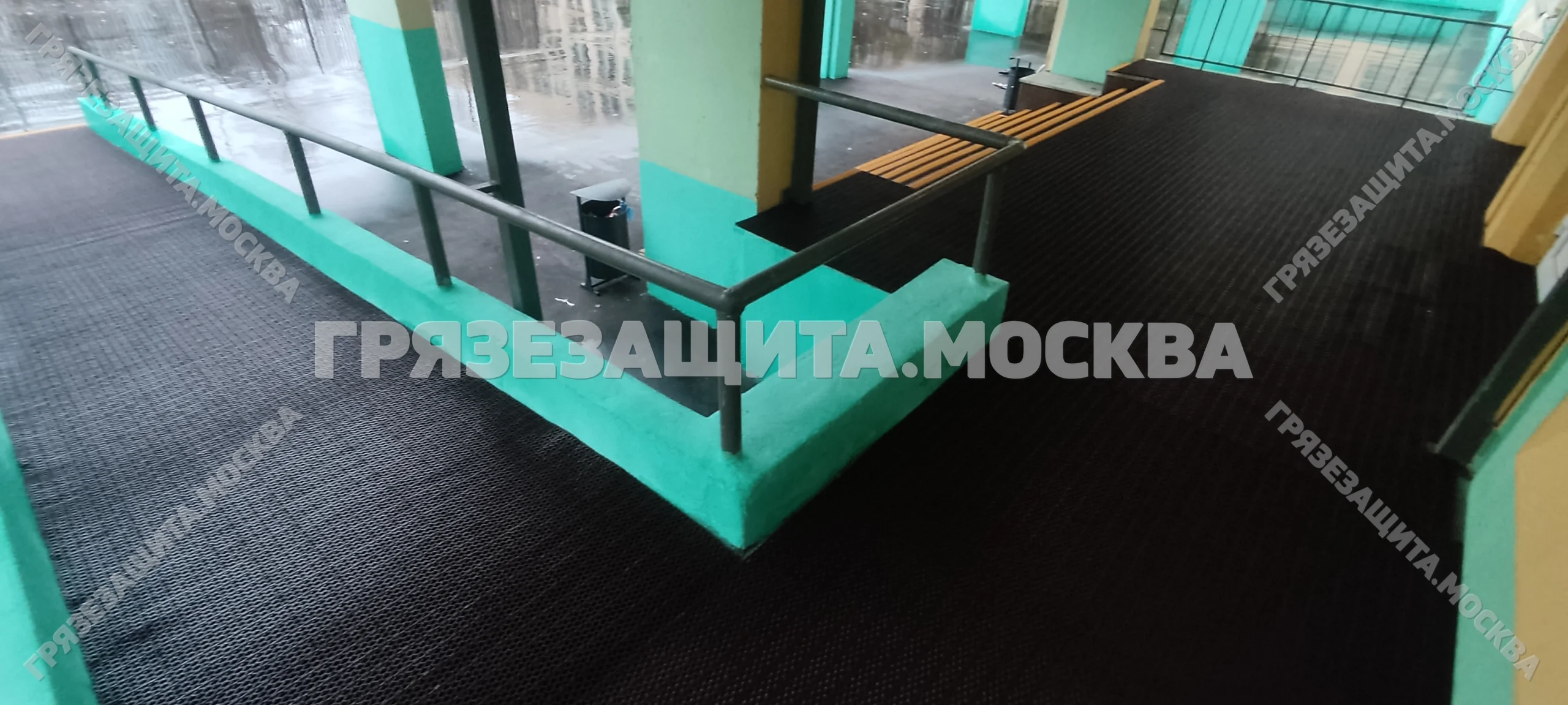 Модульное грязезащитное покрытие SPIKE на крыльце и входной площадке