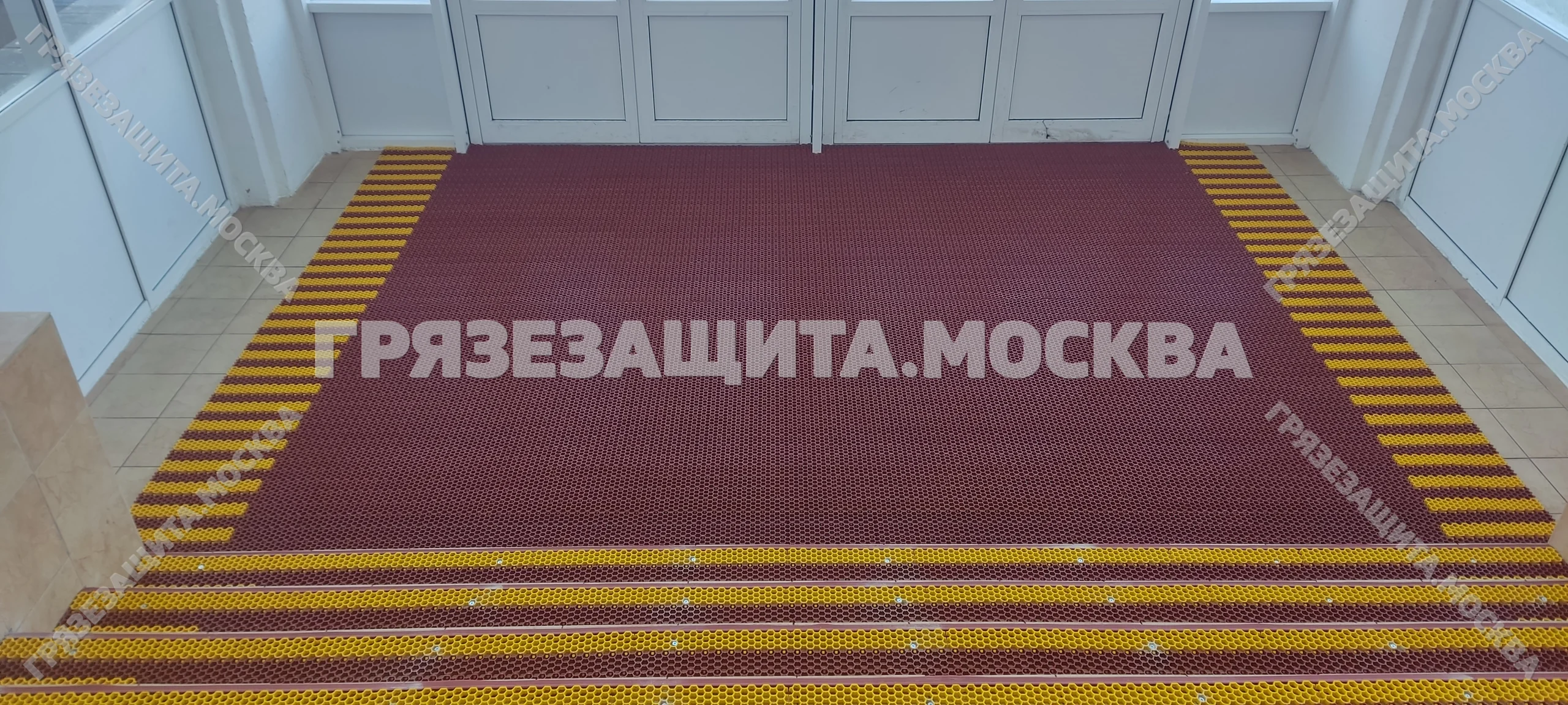 Модульное грязезащитное покрытие ASTI на ступенях входной группы