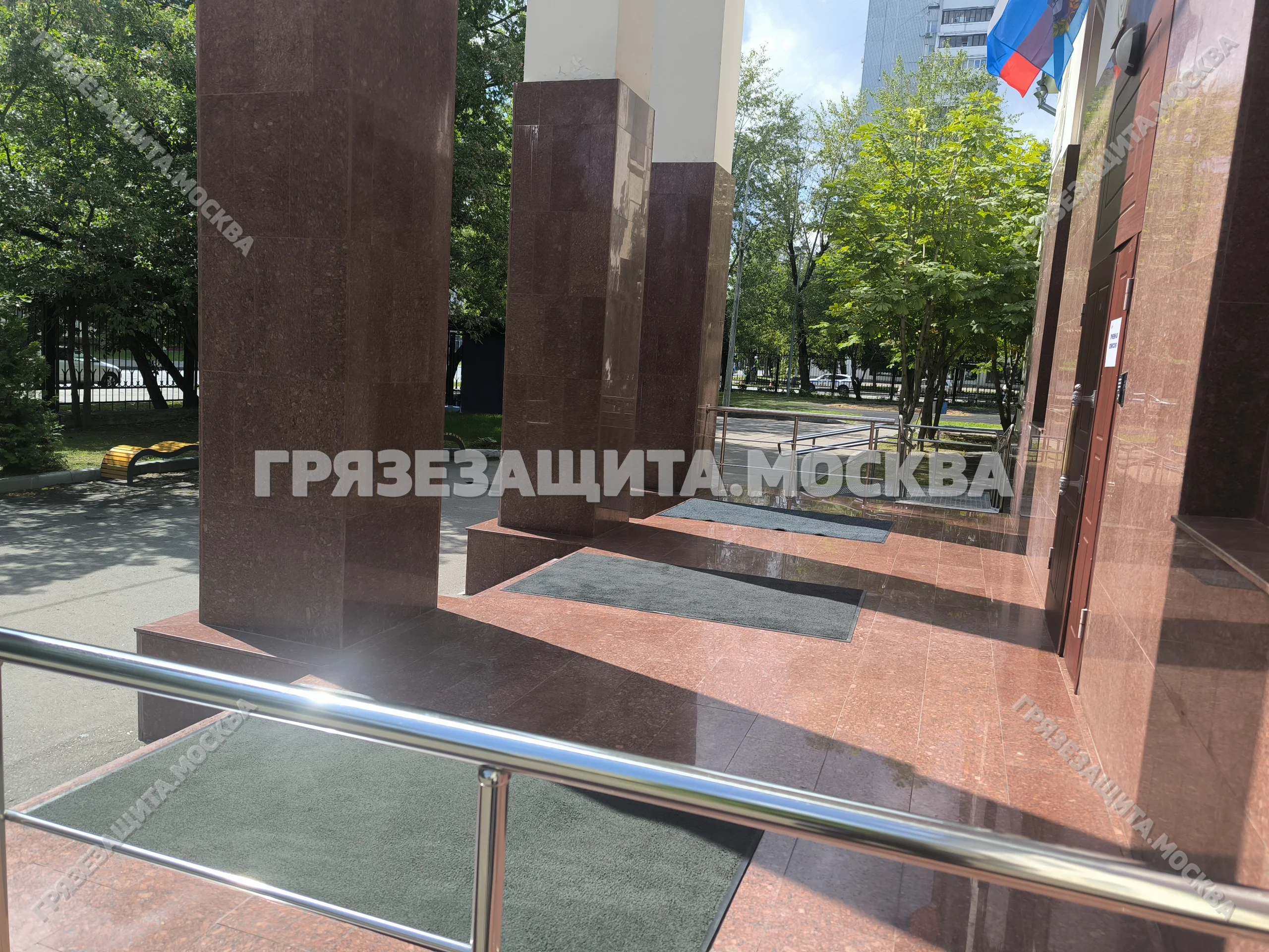Модульное покрытие SPIKE-ANTIKABLUK на крыльце и входной площадке
