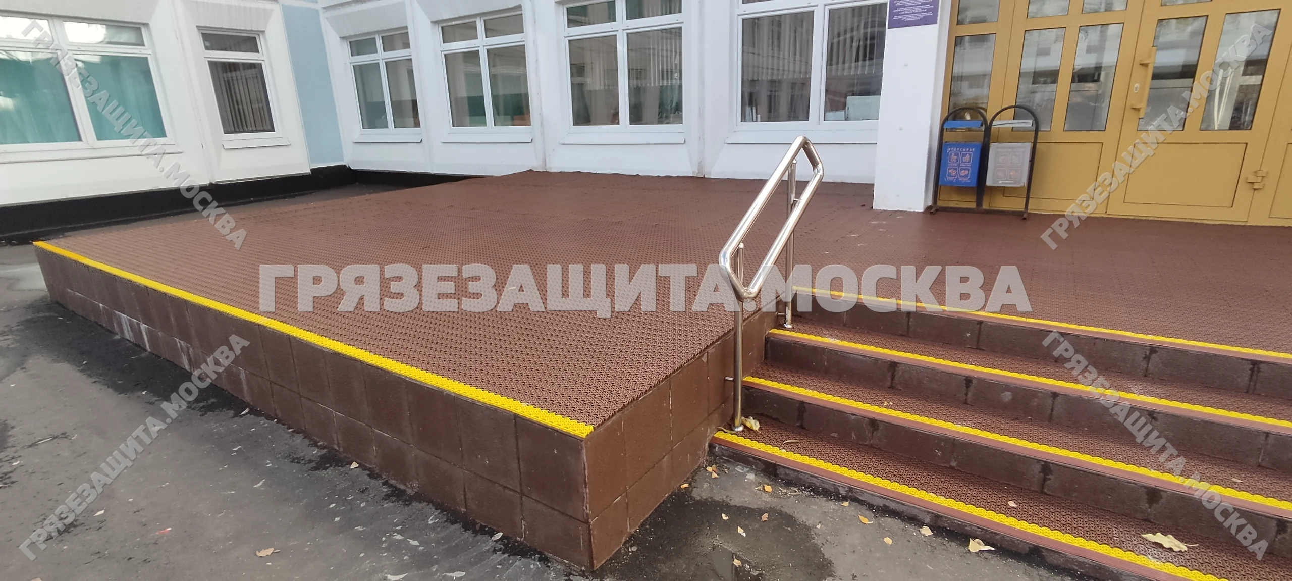 Модульное покрытие «Спайк-Антикаблук-V» на ступенях входной группы