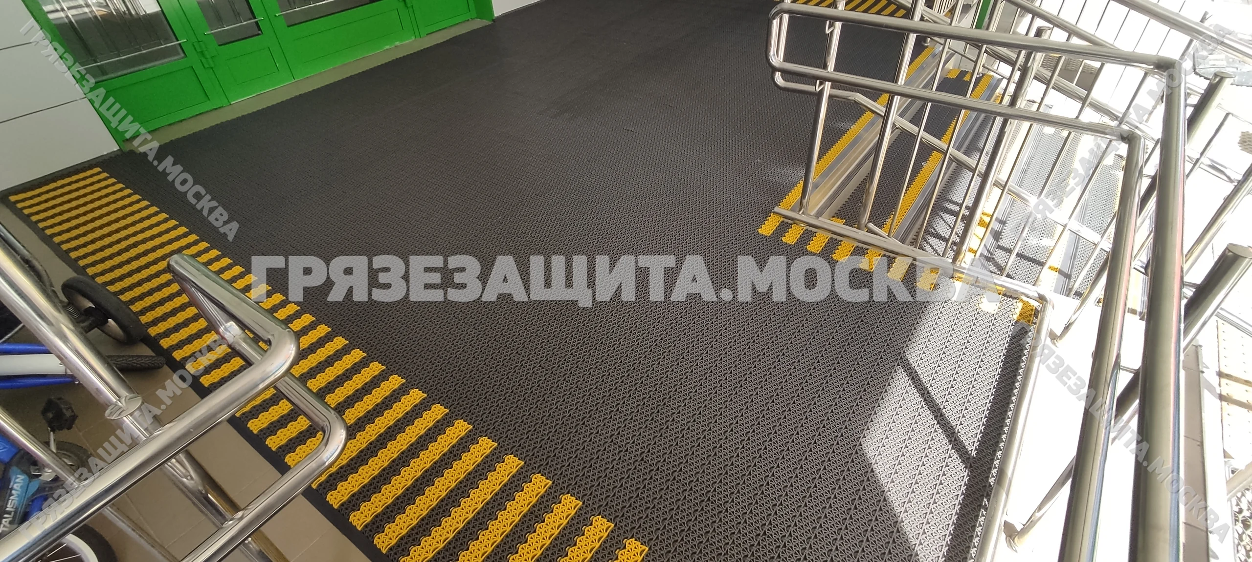 Модульное покрытие «Спайк-Антикаблук-V» на ступенях входной группы