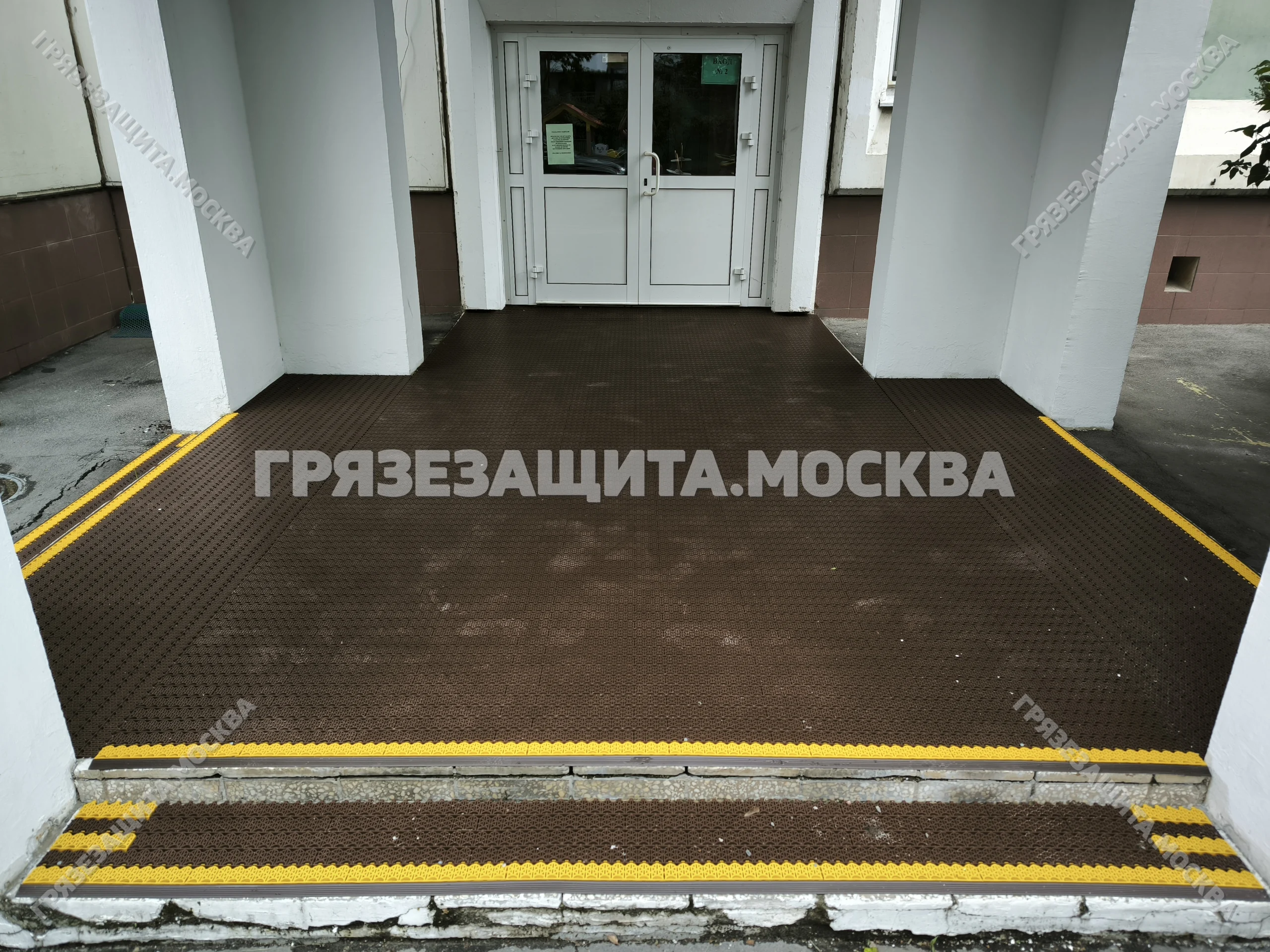 Модульное покрытие SPIKE-ANTIKABLUK на крыльце и входной площадке