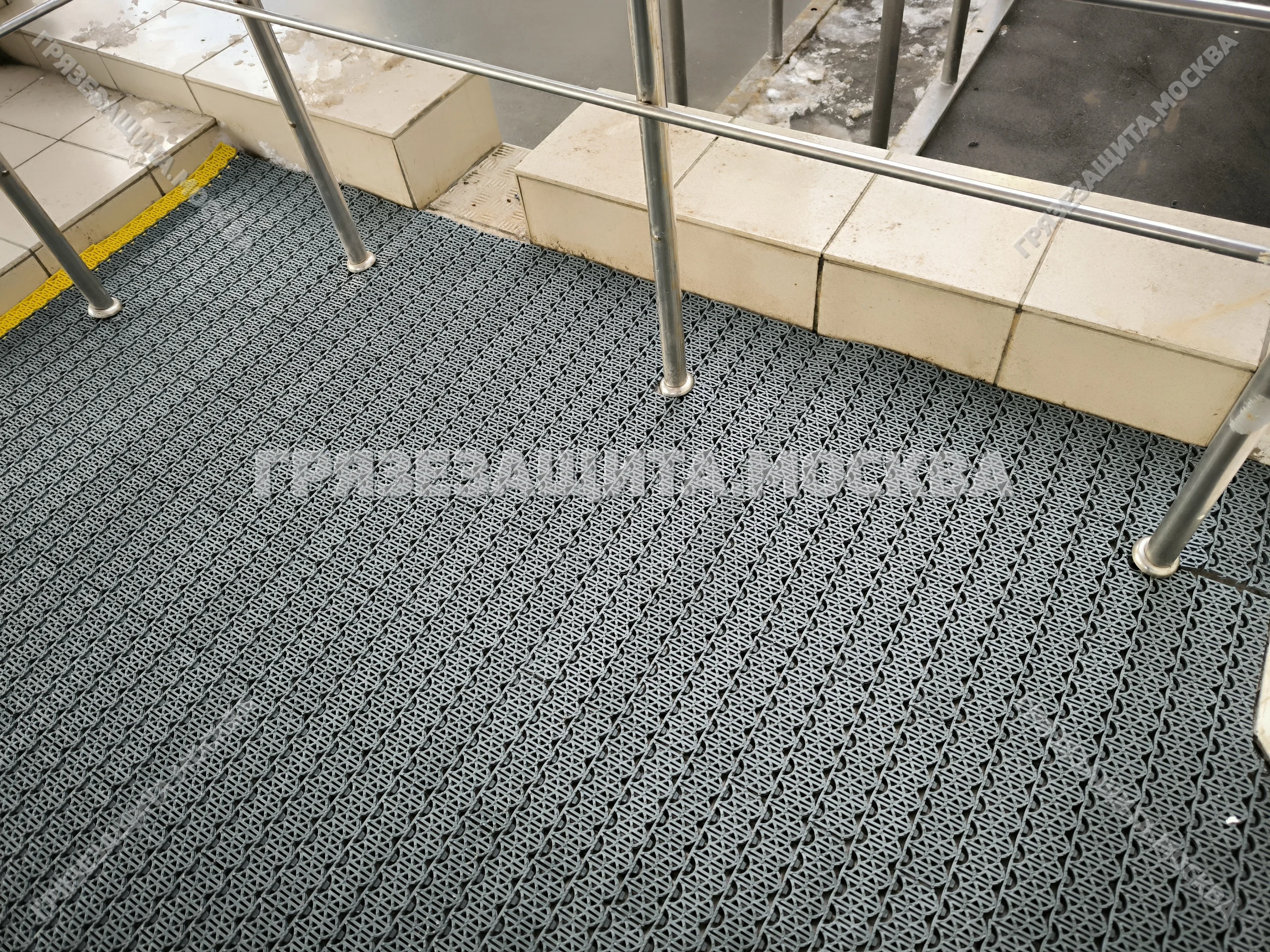 Модульное покрытие SPIKE-ANTIKABLUK на крыльце и входной площадке