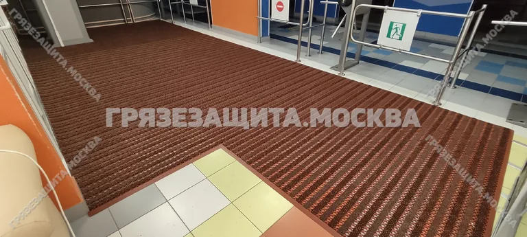Комбинированное модульное покрытие ASTI-DUO во входной зоне с турникетами