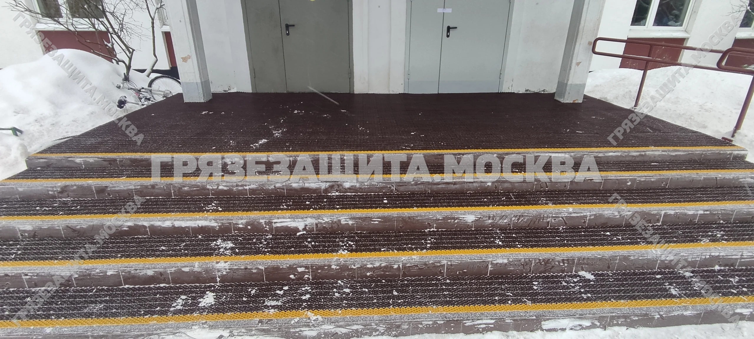 Модульное грязезащитное покрытие SPIKE на ступенях входной группы