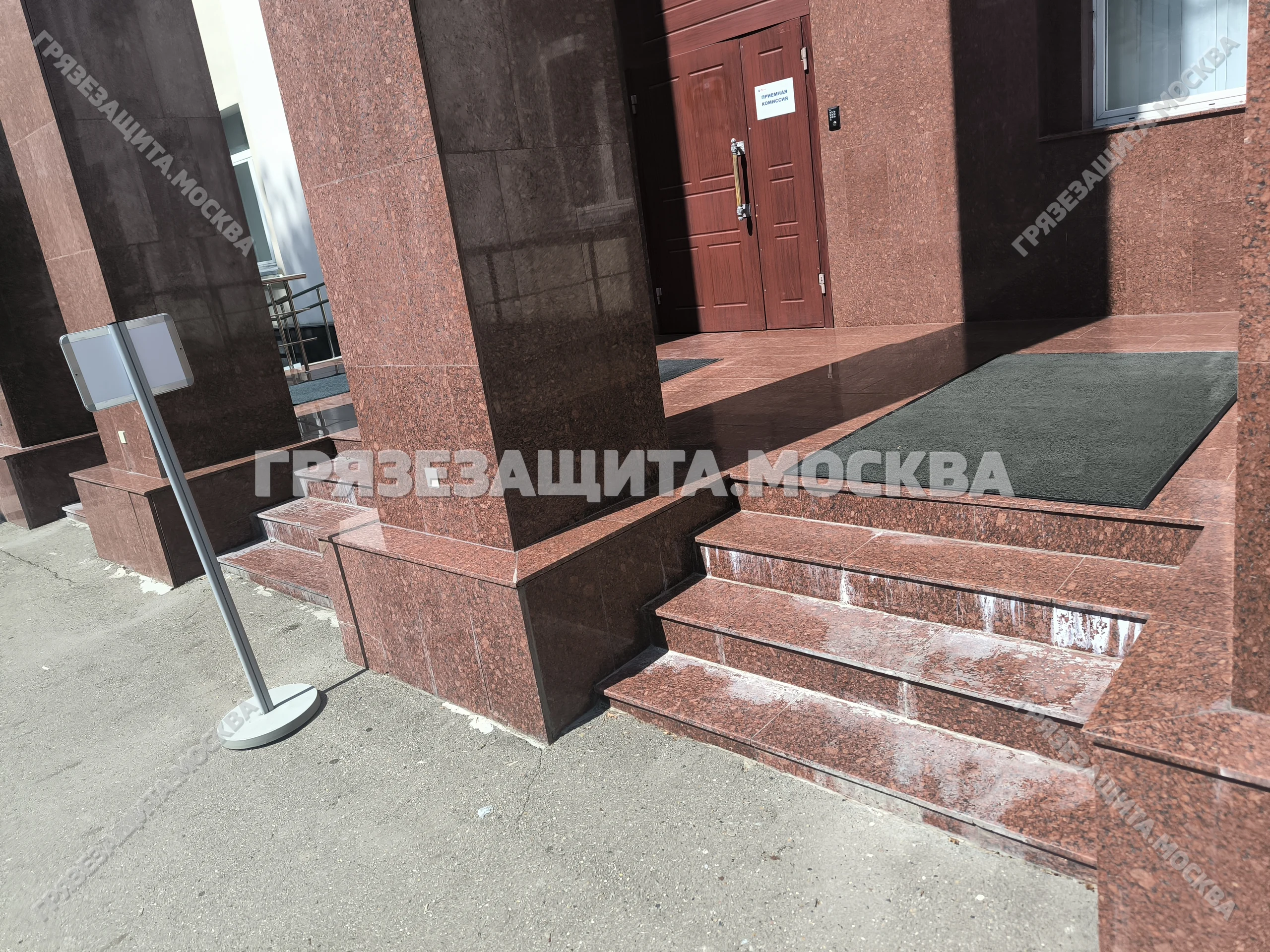 Модульное покрытие SPIKE-ANTIKABLUK на крыльце и входной площадке