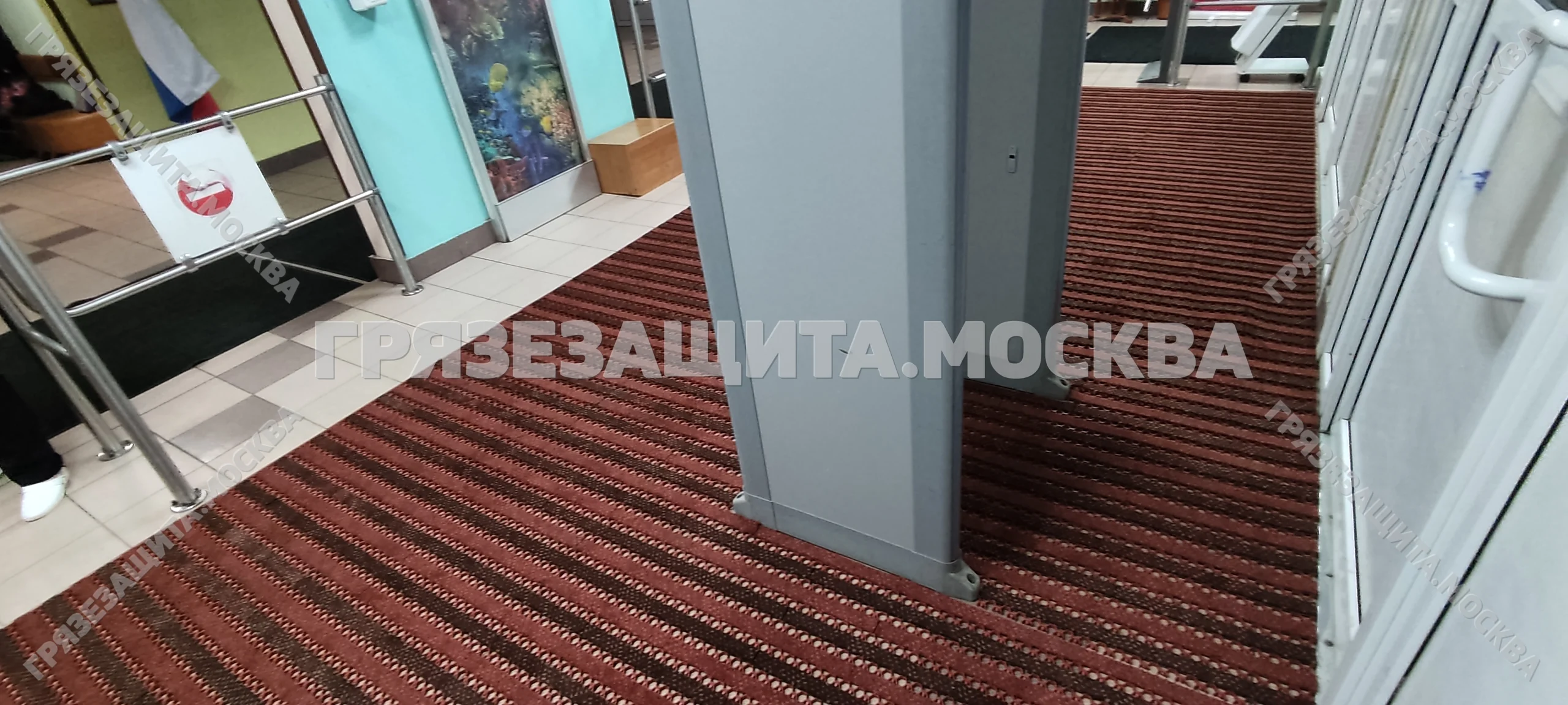 Комбинированное модульное покрытие ASTI-DUO во входной зоне с турникетами